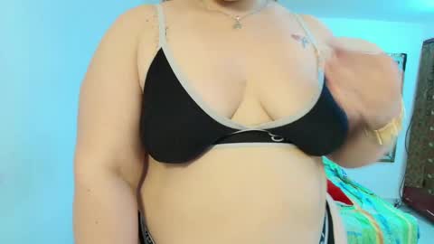 Snapshot of sexy_curvi chatting on February 10, 2025, 11:02 pm karla           instagram  online show from February 10, 2025, 11:02 pm