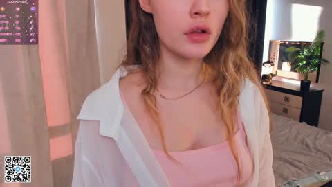 Snapshot of sheenaeast chatting on January 6, 2025, 10:02 am Violet online show from January 6, 2025, 10:02 am