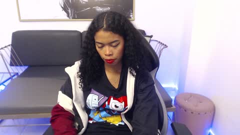 Snapshot of shenna_brunette_ chatting on December 3, 2024, 1:21 pm Shenna online show from December 3, 2024, 1:21 pm