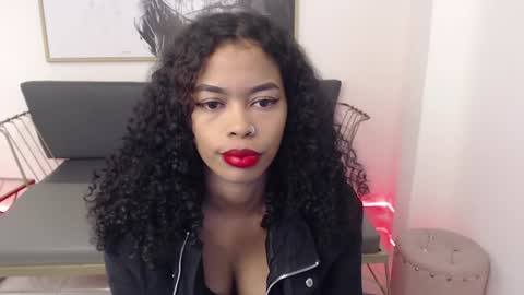 Snapshot of shenna_brunette_ chatting on December 6, 2024, 1:22 pm Shenna online show from December 6, 2024, 1:22 pm