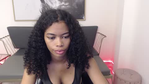 Snapshot of shenna_brunette_ chatting on December 6, 2024, 4:38 pm Shenna online show from December 6, 2024, 4:38 pm