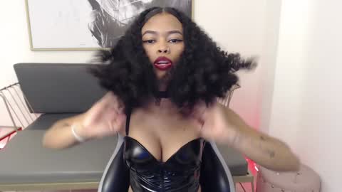 Snapshot of shenna_brunette_ chatting on December 9, 2024, 4:15 pm Shenna online show from December 9, 2024, 4:15 pm