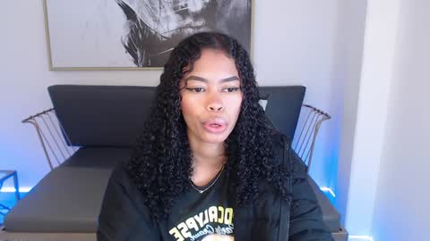 Snapshot of shenna_brunette_ chatting on December 20, 2024, 1:33 pm Shenna online show from December 20, 2024, 1:33 pm