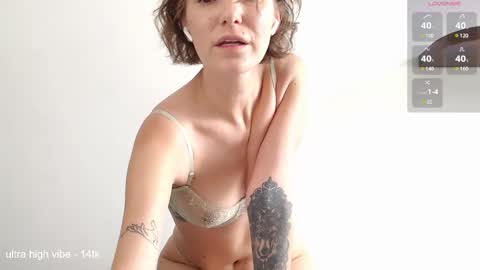 Snapshot of shoopdelang chatting on December 18, 2024, 6:32 am Jess online show from December 18, 2024, 6:32 am