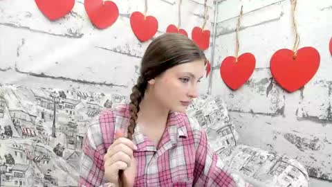 Snapshot of shyly_lisa chatting on September 30, 2025, 1:32 am shyly_lisa online show from September 30, 2025, 1:32 am