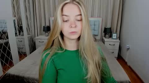 Snapshot of sirenabloom chatting on September 30, 2025, 9:47 am SirenaBloom online show from September 30, 2025, 9:47 am