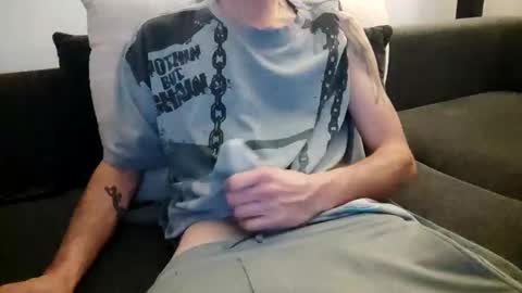 Snapshot of smokeandwatching chatting on December 8, 2024, 3:21 am Smokeandwatching online show from December 8, 2024, 3:21 am