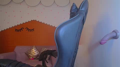 Snapshot of sophie_t_ chatting on December 18, 2024, 7:26 am Sofia online show from December 18, 2024, 7:26 am