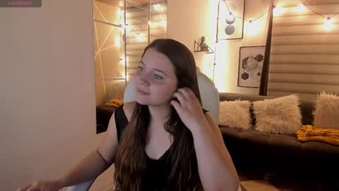 Snapshot of sophiee09_ chatting on October 15, 2025, 2:33 am Sophie online show from October 15, 2025, 2:33 am