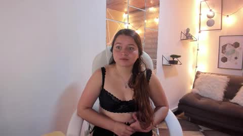 Snapshot of sophiee09_ chatting on October 21, 2025, 1:23 pm Sophie online show from October 21, 2025, 1:23 pm