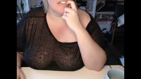 Snapshot of squirtymilfjess chatting on January 7, 2025, 2:19 pm Messi Jessi online show from January 7, 2025, 2:19 pm