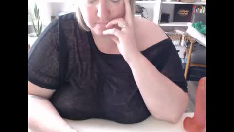 Snapshot of squirtymilfjess chatting on February 25, 2025, 5:25 pm Messi Jessi online show from February 25, 2025, 5:25 pm