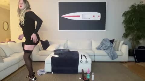 Snapshot of submiss14 chatting on November 6, 2025, 4:57 am Sissy Isabella online show from November 6, 2025, 4:57 am