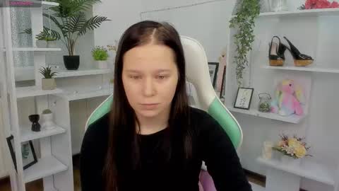 Snapshot of sunny_side_bloom chatting on November 10, 2025, 8:24 am Sophia online show from November 10, 2025, 8:24 am