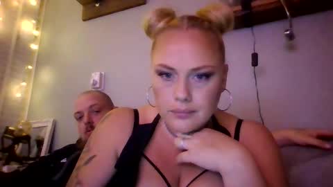 Snapshot of sweetsinz_ chatting on October 5, 2025, 9:02 pm sweetsinz_ online show from October 5, 2025, 9:02 pm