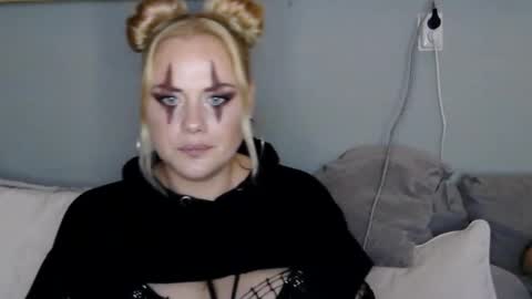 Snapshot of sweetsinz_ chatting on October 31, 2025, 10:33 pm sweetsinz_ online show from October 31, 2025, 10:33 pm