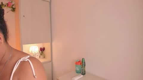 Snapshot of tarawiilson_ chatting on October 12, 2025, 4:11 am  T A R A  online show from October 12, 2025, 4:11 am