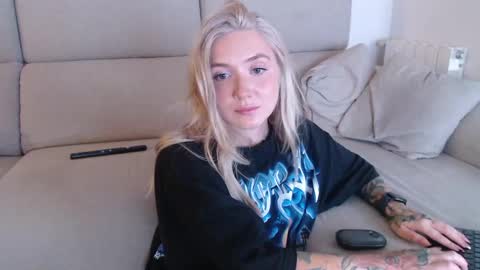 tattoobbgirl online show from September 27, 2025, 5:18 pm