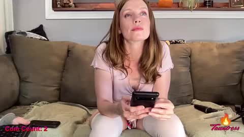Snapshot of tauntress chatting on September 28, 2025, 7:52 pm Tauntress online show from September 28, 2025, 7:52 pm