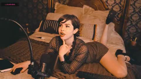 Snapshot of thecamwoman chatting on October 5, 2025, 8:29 pm Joan online show from October 5, 2025, 8:29 pm