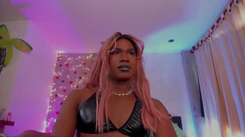 Snapshot of thegoldenbitch chatting on January 17, 2025, 10:23 pm Goldie online show from January 17, 2025, 10:23 pm