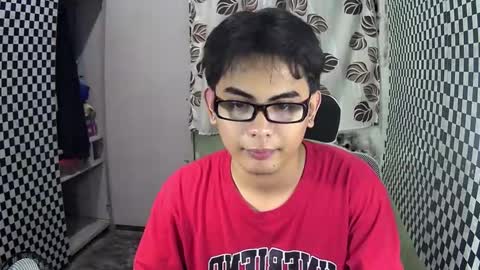 Snapshot of thehugecomeback chatting on December 10, 2024, 9:44 am Xerxis online show from December 10, 2024, 9:44 am