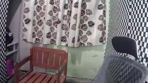 Snapshot of thehugecomeback chatting on December 22, 2024, 5:10 pm Xerxis online show from December 22, 2024, 5:10 pm