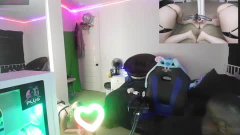 Snapshot of thepluglove chatting on September 19, 2025, 10:32 pm The Plug Love  Friends online show from September 19, 2025, 10:32 pm