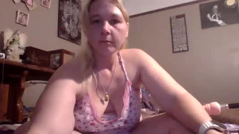 Snapshot of thickblonde_92 chatting on October 5, 2025, 12:20 am thickblonde_92 online show from October 5, 2025, 12:20 am