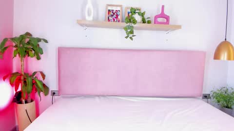 Snapshot of tinacurly chatting on October 31, 2025, 11:55 am Tina online show from October 31, 2025, 11:55 am