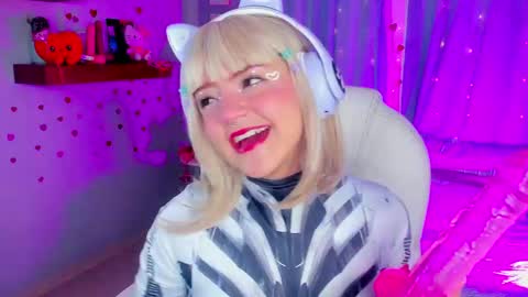 Snapshot of tiny__emmy chatting on February 17, 2025, 3:42 pm Emmy blue berry1 online show from February 17, 2025, 3:42 pm