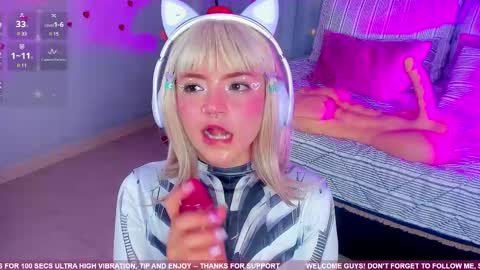 Snapshot of tiny__emmy chatting on February 17, 2025, 6:48 pm Emmy blue berry1 online show from February 17, 2025, 6:48 pm