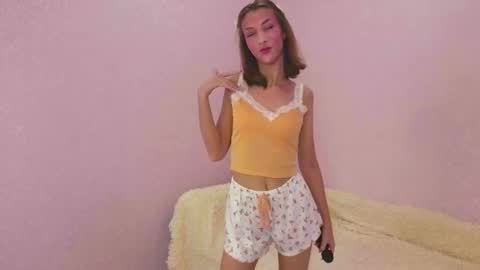 Snapshot of tiny_lilyy chatting on October 15, 2025, 12:05 pm Lily online show from October 15, 2025, 12:05 pm