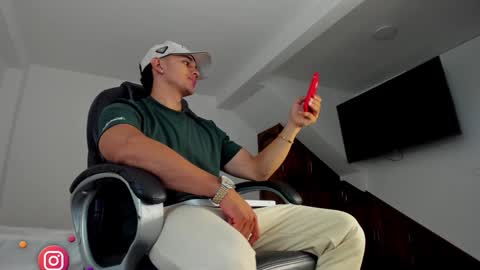 Snapshot of tommygarcia_ chatting on January 1, 2025, 4:07 am Instagram t garcia69 online show from January 1, 2025, 4:07 am