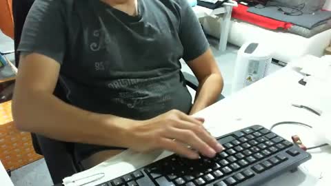 Snapshot of tomtom02029 chatting on October 5, 2025, 7:56 pm Tom online show from October 5, 2025, 7:56 pm