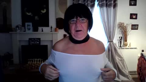 Snapshot of trinity1011 chatting on October 1, 2025, 6:52 am trinity1011 online show from October 1, 2025, 6:52 am