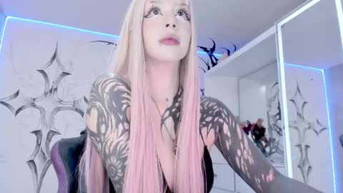 Snapshot of unachimbaherida chatting on February 19, 2025, 3:28 am Elle Danielle  online show from February 19, 2025, 3:28 am