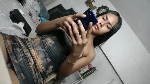 Snapshot of urasians_cummer chatting on December 27, 2024, 1:39 pm Pau online show from December 27, 2024, 1:39 pm