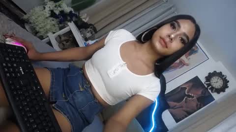 Snapshot of urasians_cummer chatting on February 12, 2025, 12:55 pm Pau online show from February 12, 2025, 12:55 pm