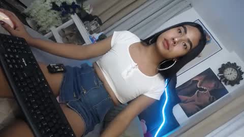 Snapshot of urasians_cummer chatting on February 12, 2025, 11:20 pm Pau online show from February 12, 2025, 11:20 pm