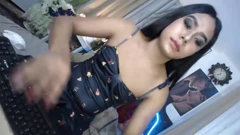 Snapshot of urasians_cummer chatting on February 16, 2025, 10:10 am Pau online show from February 16, 2025, 10:10 am