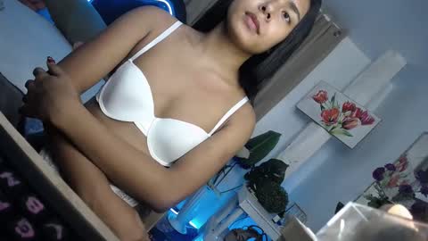 Snapshot of urasians_cummer chatting on March 4, 2025, 10:46 am Pau online show from March 4, 2025, 10:46 am