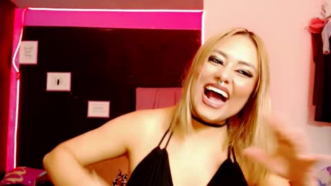 Snapshot of vallery_doll chatting on February 21, 2025, 3:23 am Valerie online show from February 21, 2025, 3:23 am