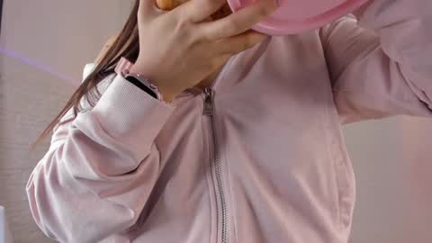 Snapshot of valloletsamar chatting on January 8, 2025, 11:32 am Vallolet Peach  online show from January 8, 2025, 11:32 am