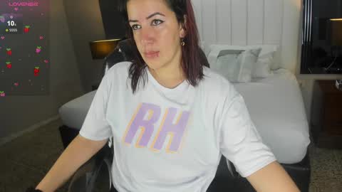 Snapshot of vanitysex chatting on December 18, 2024, 11:34 am Karine online show from December 18, 2024, 11:34 am