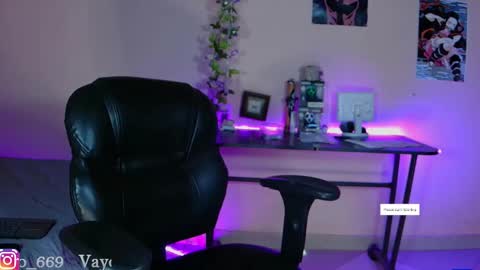 Snapshot of vayolett_dakotta chatting on January 15, 2025, 2:02 pm Vayolett online show from January 15, 2025, 2:02 pm