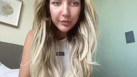 Snapshot of velonira chatting on November 17, 2025, 9:15 am velonira online show from November 17, 2025, 9:15 am