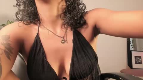 Snapshot of vianka_millerxxx chatting on February 16, 2025, 6:32 pm Vianka online show from February 16, 2025, 6:32 pm
