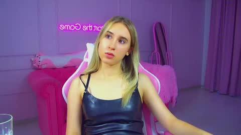 Snapshot of victoriahopson chatting on October 13, 2025, 7:08 am Victoria online show from October 13, 2025, 7:08 am