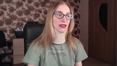 Snapshot of vikaericka chatting on February 13, 2025, 8:24 pm Vika online show from February 13, 2025, 8:24 pm